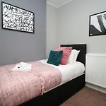 Spacious 4 Bedroom House - Moira Lodge By Ty Sa
